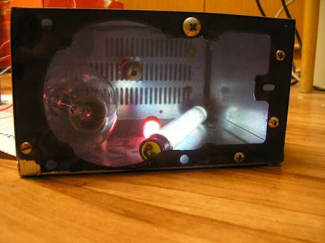 magnetron v provozu při výkonu 12W. V krabici je doutnavka a čirá zářivka 4W